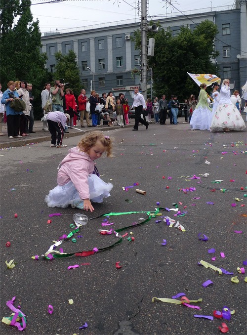 Russian brides (تصاویری جالب از گردهمایی عروسان روسی در خیابان)