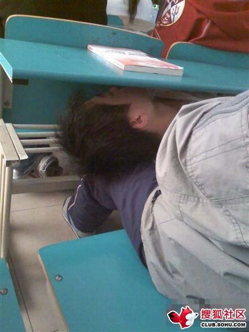 A guy is sleeping during a class (6 pics)