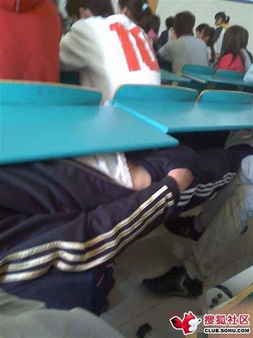 A guy is sleeping during a class (6 pics)