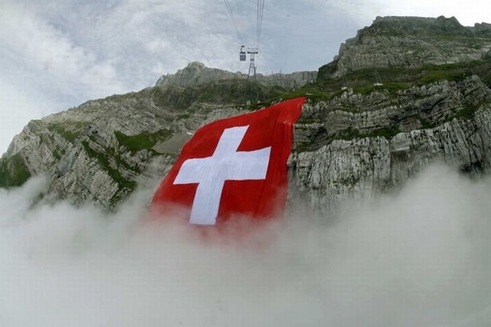 تصاویری دیدنی از بزرگترین پرچم سوییس در ابعاد 120 در 120 متر 