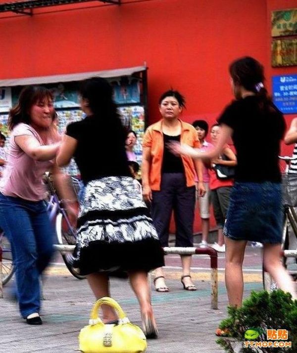 Street Fight in China (عکس: دعوا و کتک کاری چند خانوم در چین)