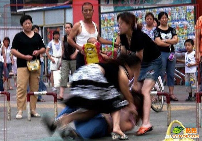 Street Fight in China (عکس: دعوا و کتک کاری چند خانوم در چین)