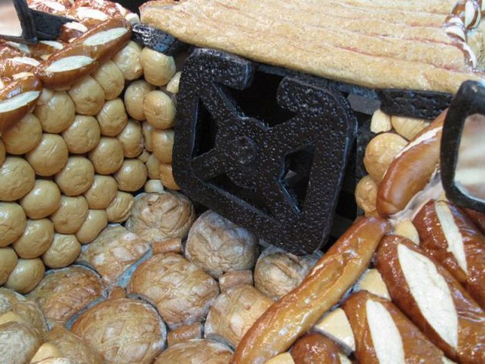 F1 bolid made of bread  (5 pics)