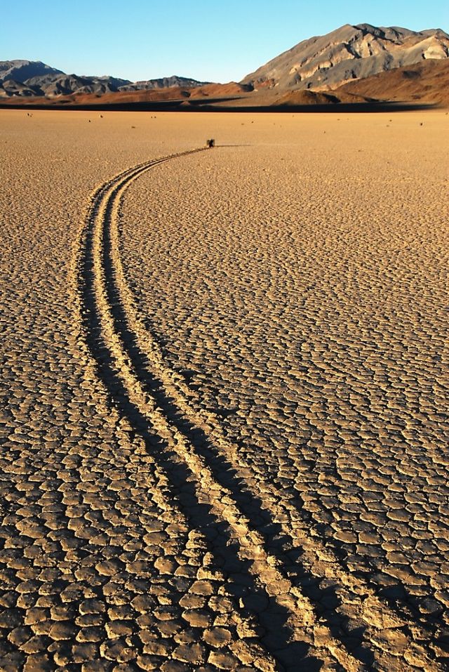The Mysterious Sailing Stones of Death Valley (49 pics)