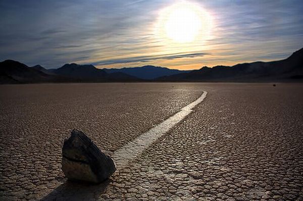 The Mysterious Sailing Stones of Death Valley (49 pics)