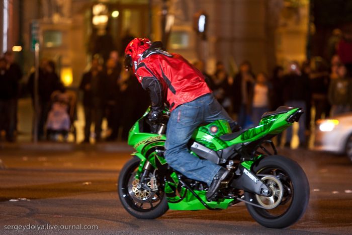 Dancing with a motorcycle (18 pics + video)