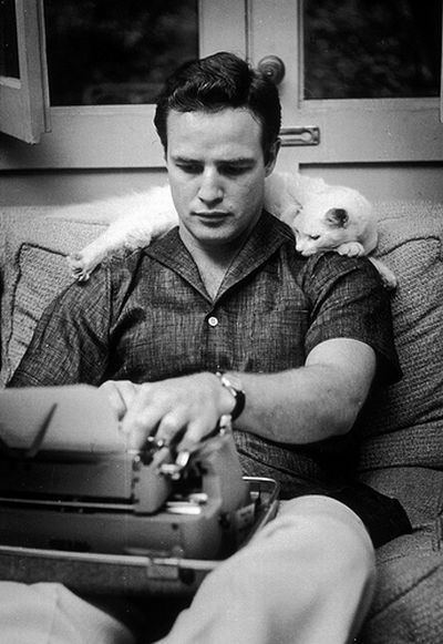 famous_people_and_their_cats_02.jpg