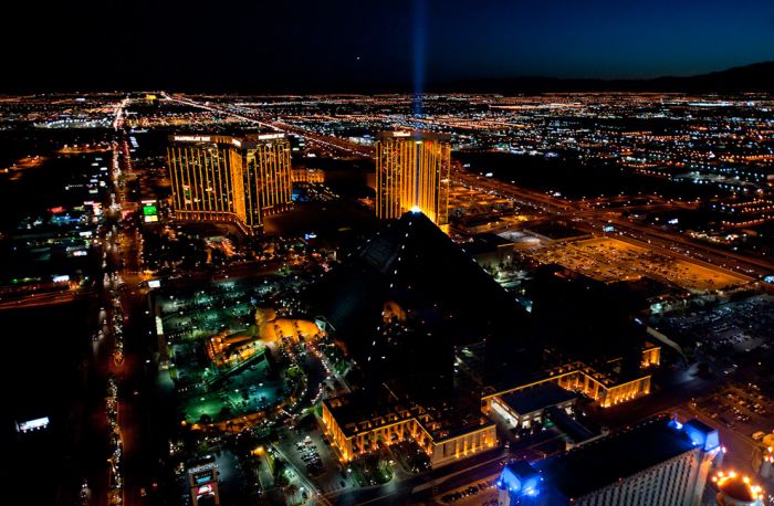 Night Photos of Las Vegas and New York (20 pics)