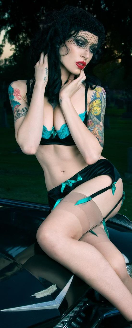 Hot Girls With Tattoos (97 pics)