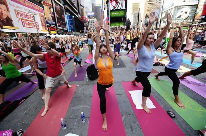Senam Yoga di Jalan Pusat Kota New York