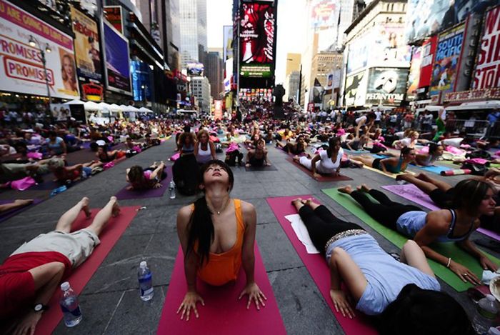 Senam Yoga di Jalan Pusat Kota New York