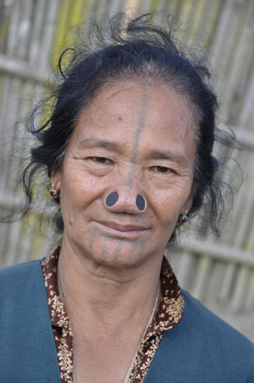 Suku Yang Punya Tradisi Menyumbat Hidung Wanitanya [ www.BlogApaAja.com ]