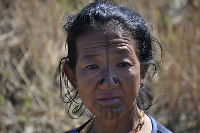 Suku Dengan Tradisi Menyumbat Hidung Wanitanya [ www.Up2Det.com ]