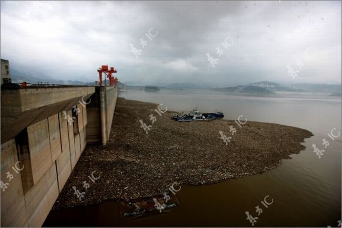 Flood in China Left Unbelievable Amount of Garbage (17 pics)