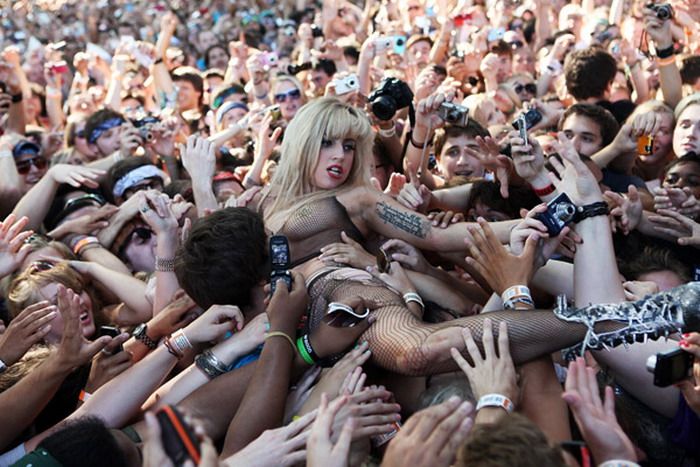 Lady Gaga Goes Crowd Surfing (17 pics + video)