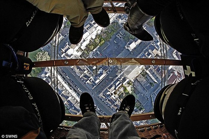World's First Glass-Bottomed Air Balloon (7 pics + video)