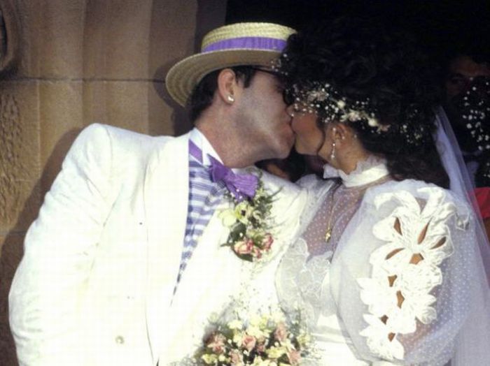 The Most Unusual Celebrity Kisses (36 pics)