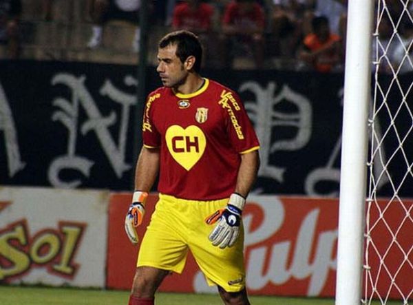 Pablo Aurrecochea, a Goalkeeper in Funny Kits (9 pics)