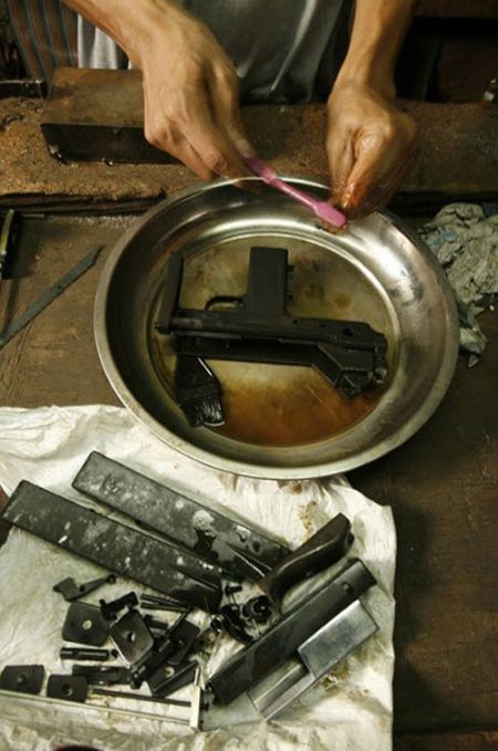 Pembuatan Senjata Rakitan | Foto [ www.BlogApaAja.com ]