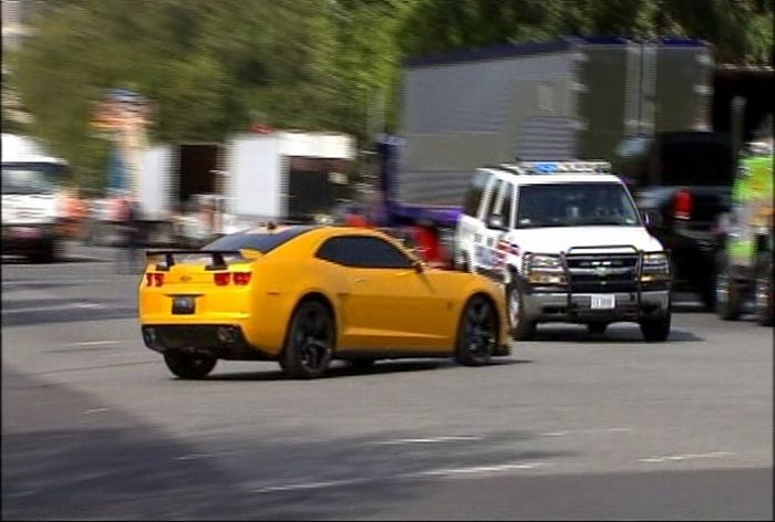 DC Police Chevy Suburban vs Bumblebee Camaro (6 pics + video) DC Police Chevy Suburban vs Bumblebee Camaro (6 pics + video)