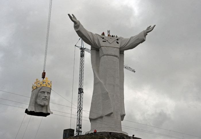 Large Jesus Christ Statue in Poland (12 pics)