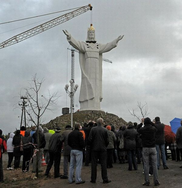 Large Jesus Christ Statue in Poland (12 pics)
