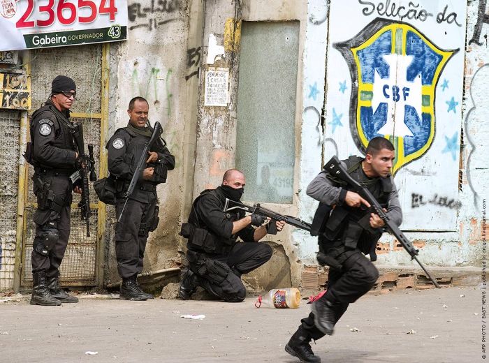 Brazilian Police vs Drug Traffickers (19 pics)