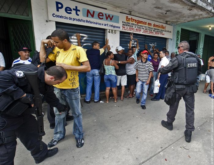 Brazilian Police vs Drug Traffickers (19 pics)