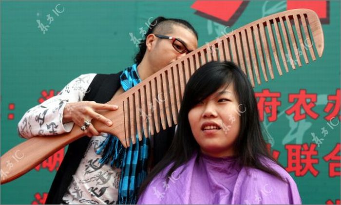 Giant Comb and Scissors (11 pics)