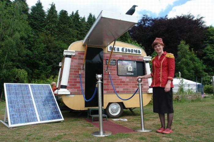 The Smallest Cinema Powered by the Sun (25 pics)