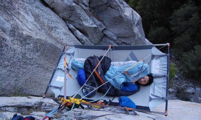 Para Pemanjat Yang Camping Di Tebing