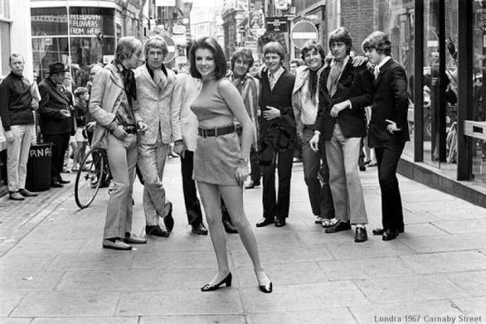 Miniskirts in 60s and 70s (38 pics)