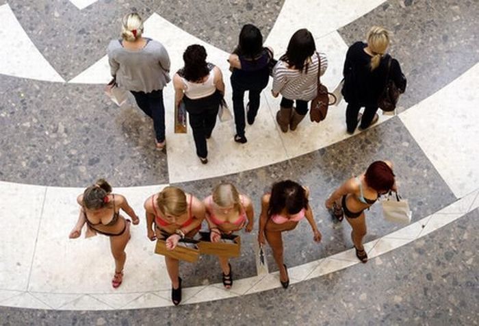 Shopping Mall Undressed 100 Girls (10 pics)