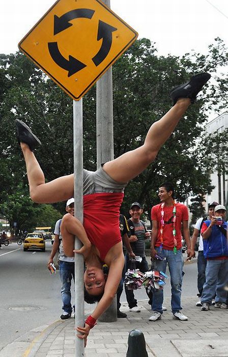 Pole Dancing in the Streets (9 pics)