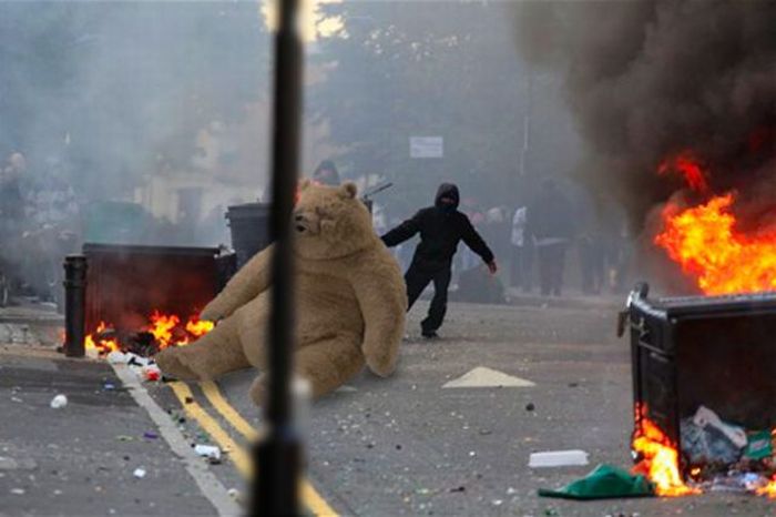 Very Funny Photoshopped Pictures of London Looters (46 pics)