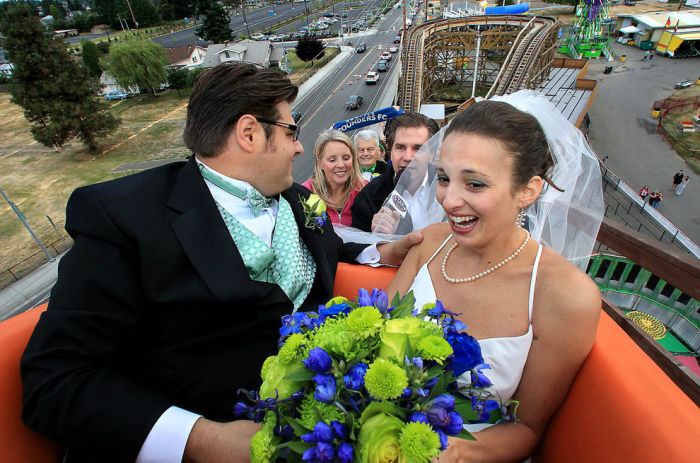 Wedding Ceremony on a Roller Coaster (14 pics)