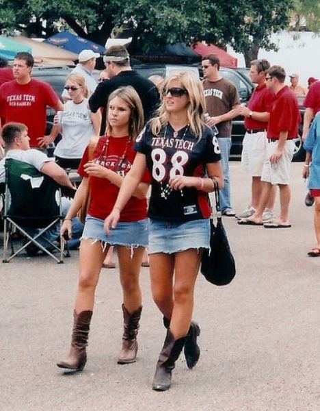 Sexy Female College Sports Fans (33 pics)