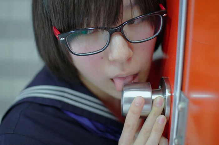 Kelakuan Aneh Cewek Jepang Suka Menjilati Gagang Pintu [ www.BlogApaAja.com ]