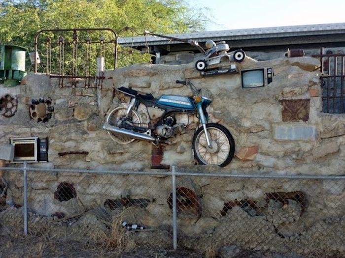 Motorcycle Graveyard (33 pics)