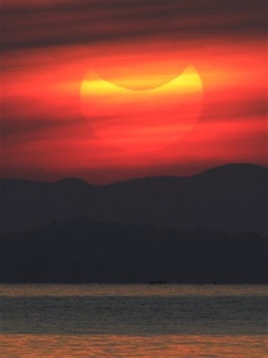 Beautiful Photos Of The Solar Eclipse (50 pics)