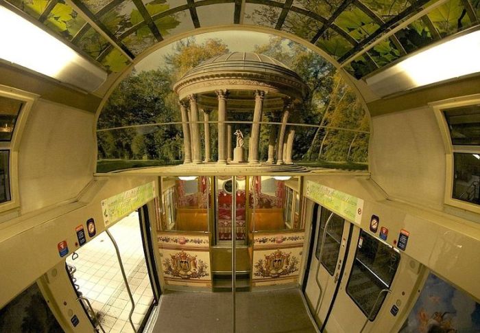 The Interior of Paris - Versailles Train  (14 pics)