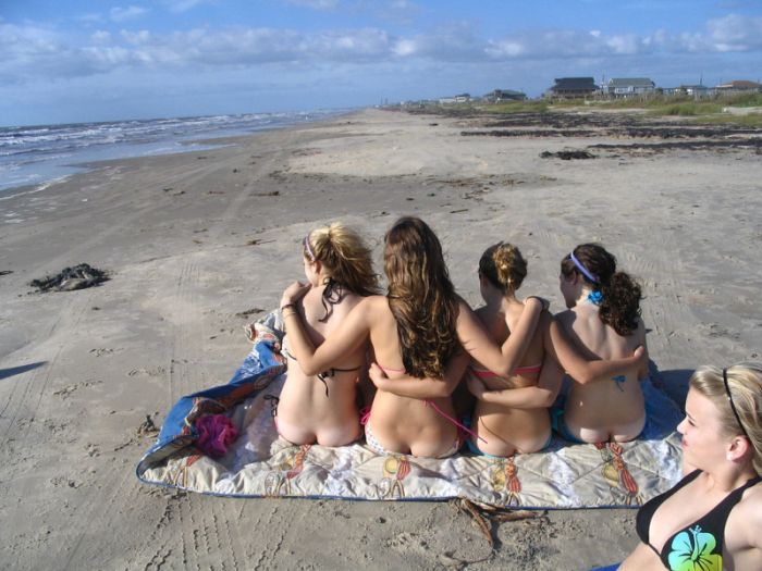Girls on the Beach (46 pics)