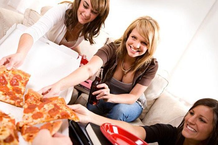 Girls Love Pizza (43 pics)