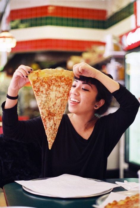 Girls Love Pizza (43 pics)