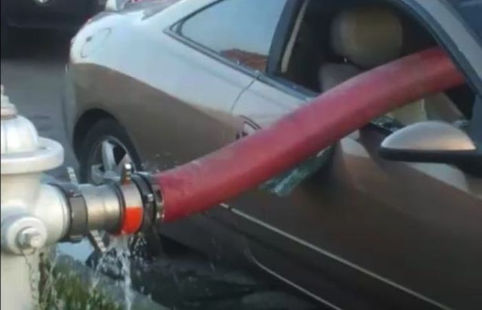 Ποτέ μην παρκάρετε το αυτοκίνητό σας κοντά πυροσβεστικό κρουνό (5 pics)