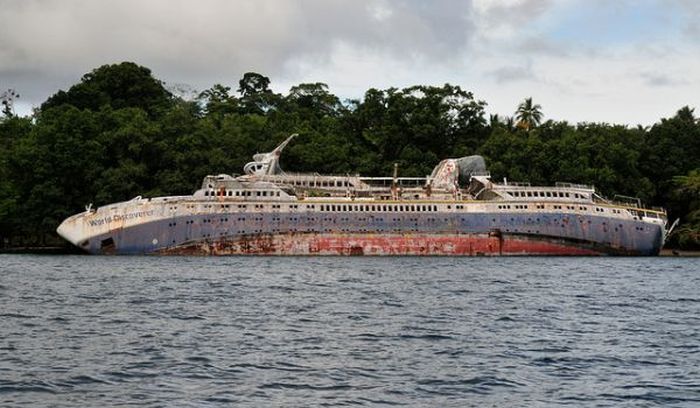 Abandoned Cruise Ship World Discoverer (15 pics)