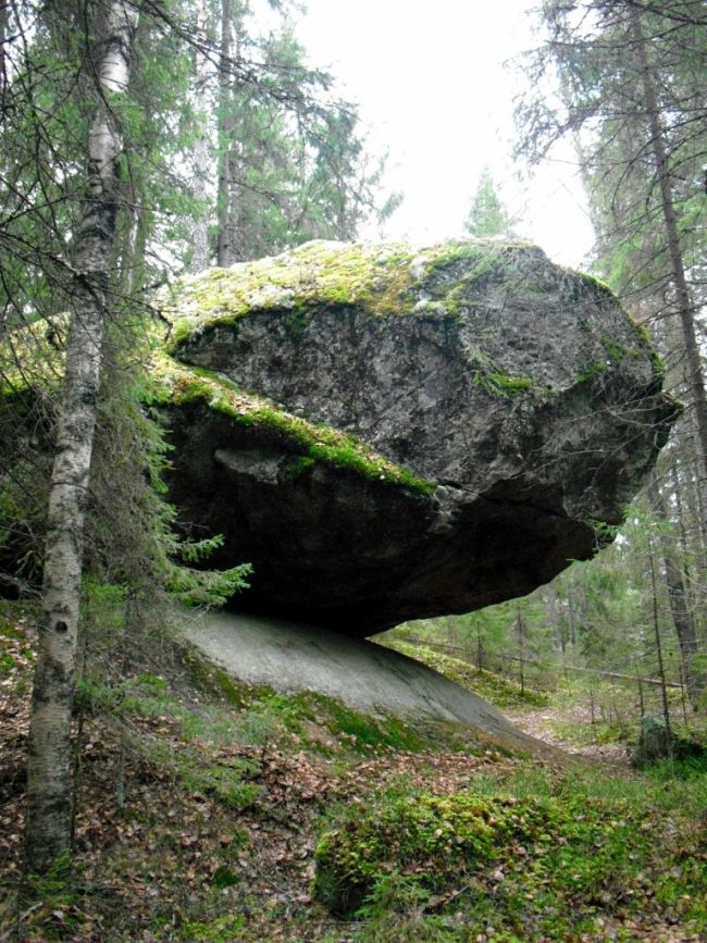 Kummakivi Stone (6 pics)