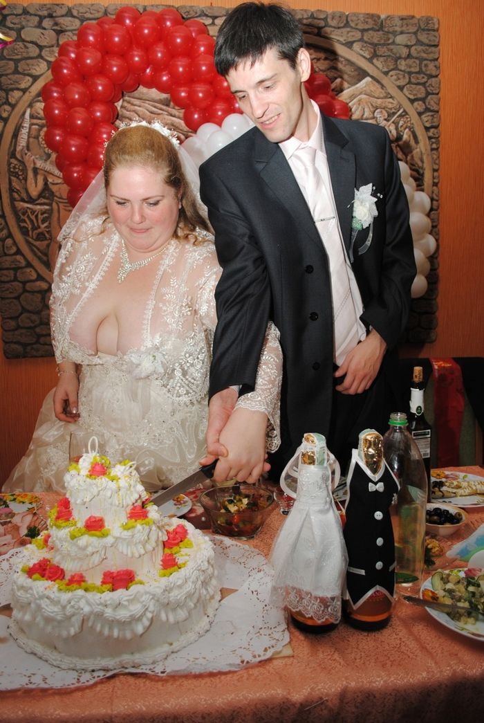 The Worst Wedding Dress Ever (3 pics)