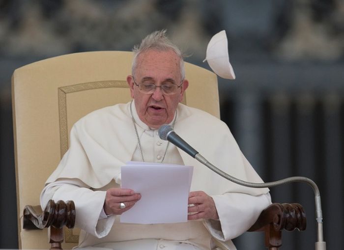 Pope Francis Doesn't Like Wind (6 pics)