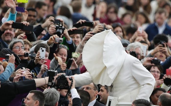 Pope Francis Doesn't Like Wind (6 pics)